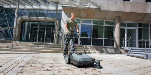 Professzionális kézi seprőgép 1 oldalkefével, szemétszedővel Karcher KM 70/20 C ADV (1.517-130.0) - 2025-ös új modell!