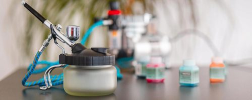 Airbrush tisztító tartály kefékkel, drótokkal és tűvel